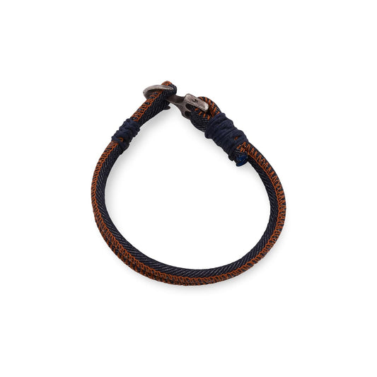 Kombination aus Silber und Jeansstoff, Detailansicht des Denim Armbands, moderner Männerschmuck