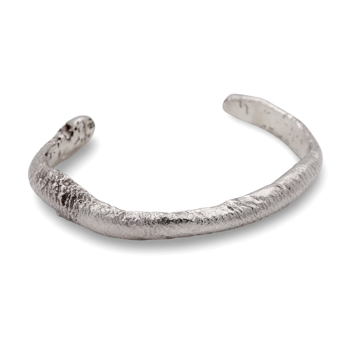 Massiver Armreif aus Sterling Silber mit Flammen-Muster, handgeschmiedet, eleganter Herrenschmuck von Schmaal