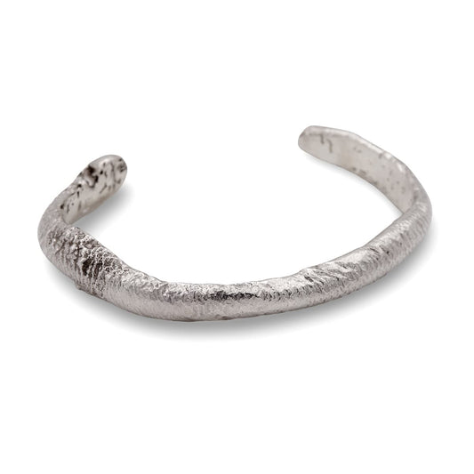 Massiver Armreif aus Sterling Silber mit Flammen-Muster, handgeschmiedet, eleganter Herrenschmuck von Schmaal