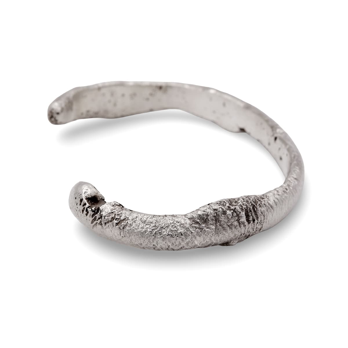 Flammen-Armreif aus 925 Sterling Silber, Seitenansicht des handgefertigten Designs, massiver Herrenarmreif