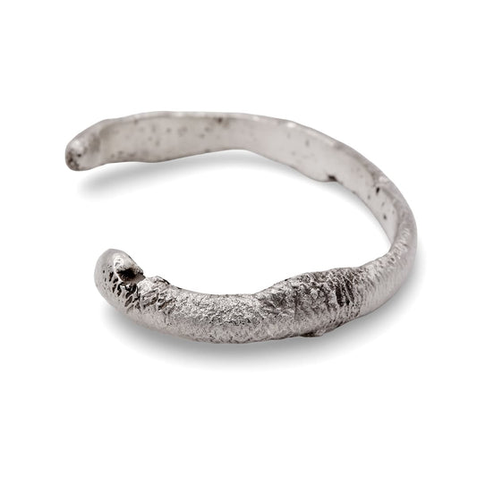 Flammen-Armreif aus 925 Sterling Silber, Seitenansicht des handgefertigten Designs, massiver Herrenarmreif