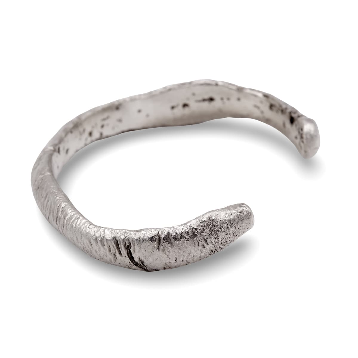 Sterling Silber Armreif mit Flammen-Motiv, Detailansicht der Oberflächenstruktur, handgeschmiedeter Herrenschmuck
