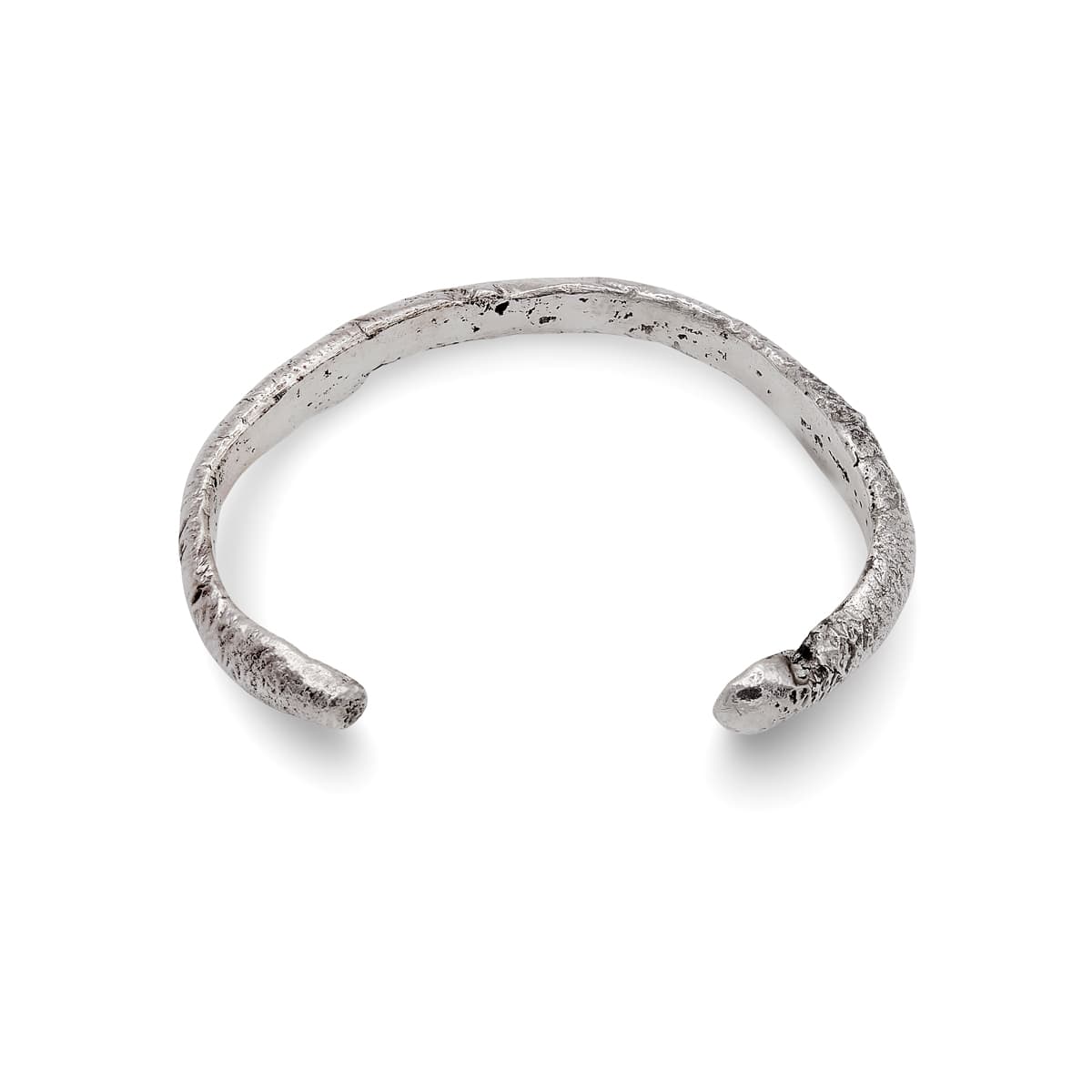 Handgefertigter Flammen-Armreif aus 925 Silber, Detailaufnahme der Schmiedearbeit, Statement-Schmuck für Herren