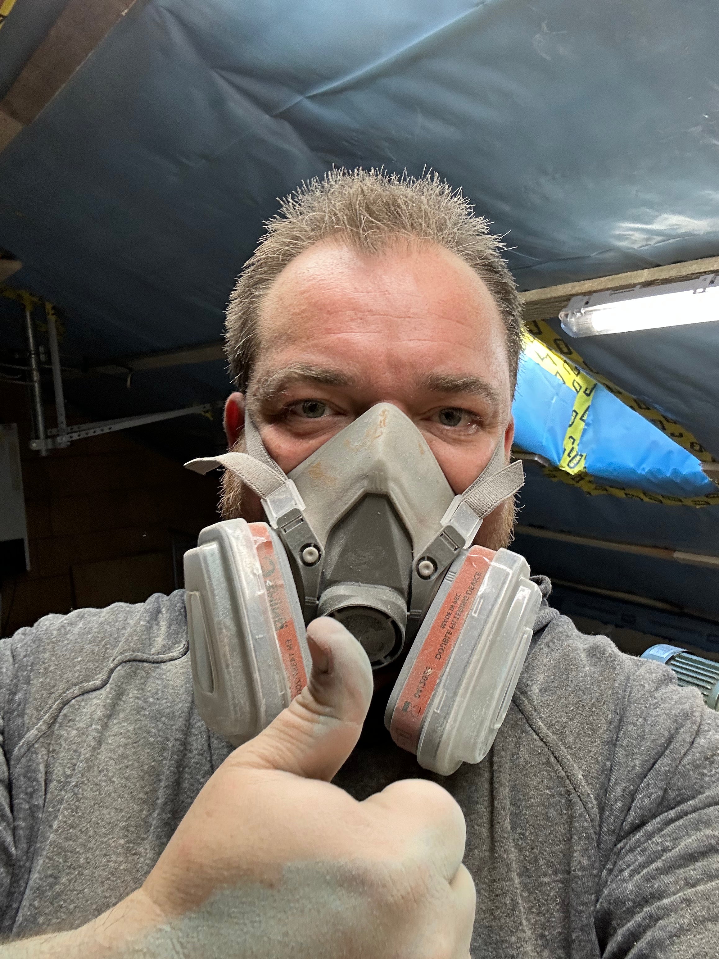 Designer in Werkstatt mit Atemmaske