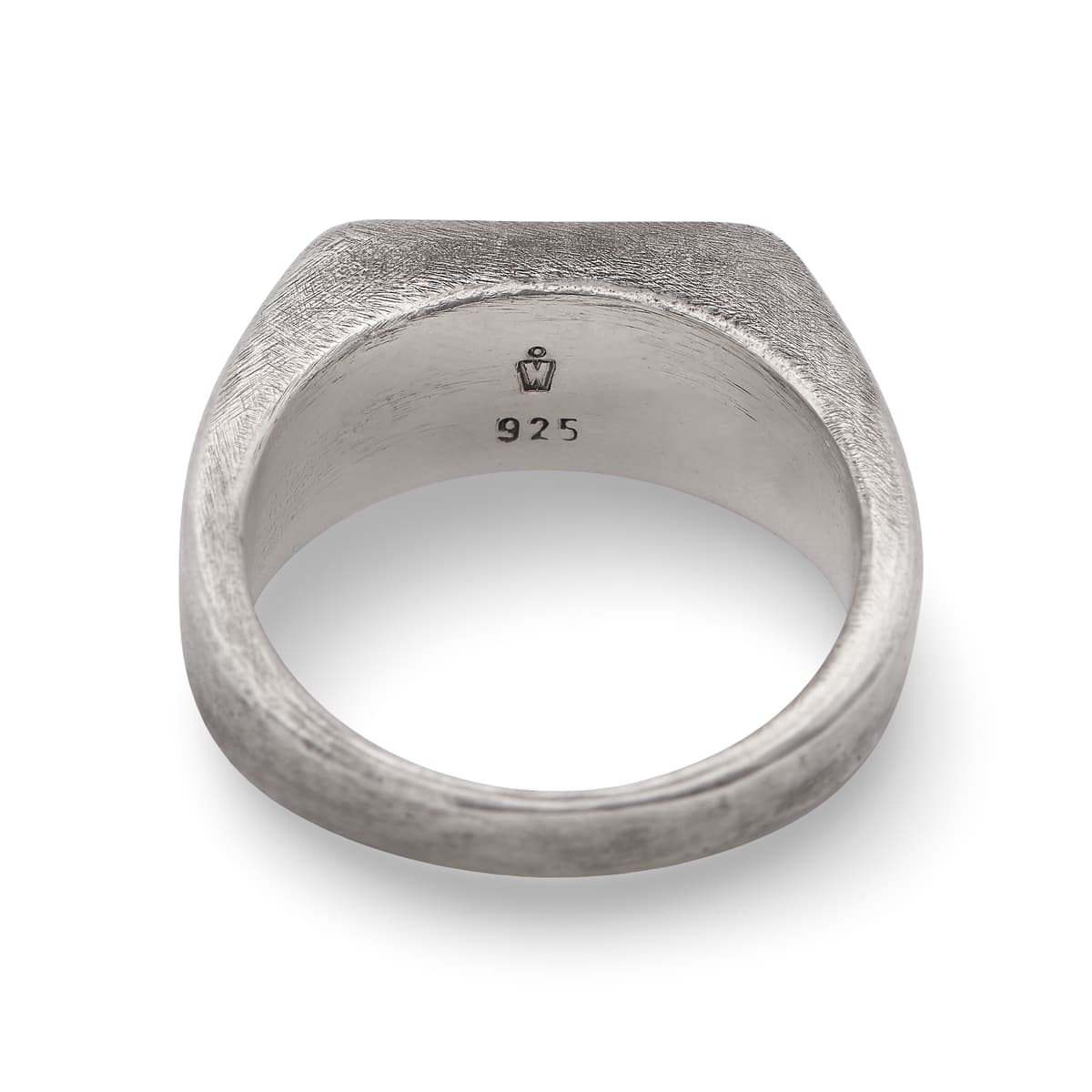 Detailansicht der Oberfläche des Fred Siegelrings, hochwertiger Silberschmuck für Herren