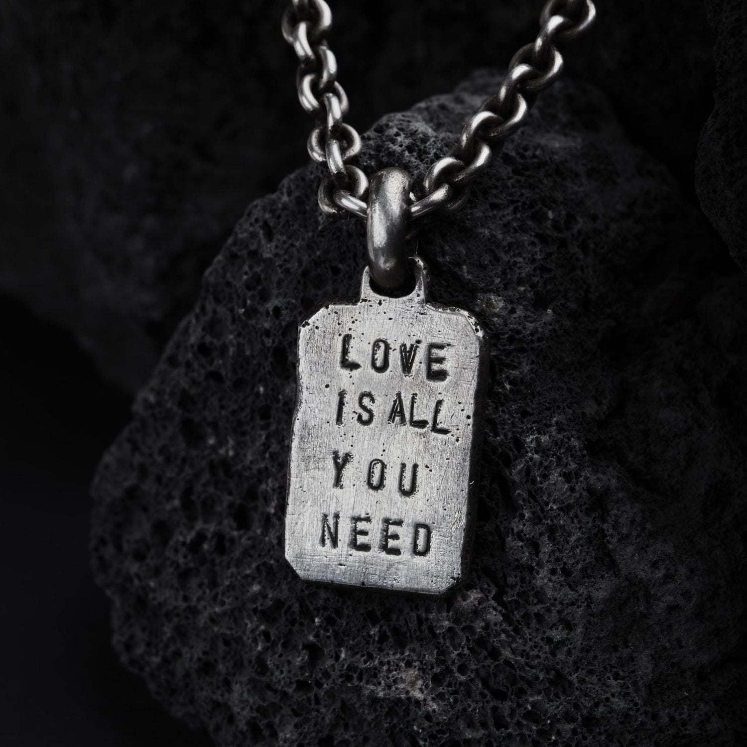 Anhänger für Kette aus Sterling Silber, Love is all you need, Massiver Anhänger für Halskette, auf schwarz