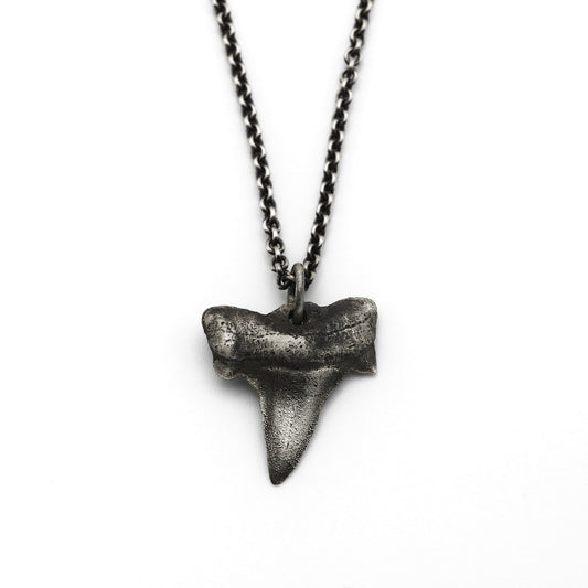 Halskette aus Silber mit Haizahn Anhänger