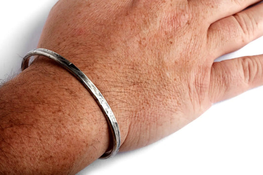 Armreif aus Sterling Silber, grob geschmiedet und gehämmert am Handgelenk
