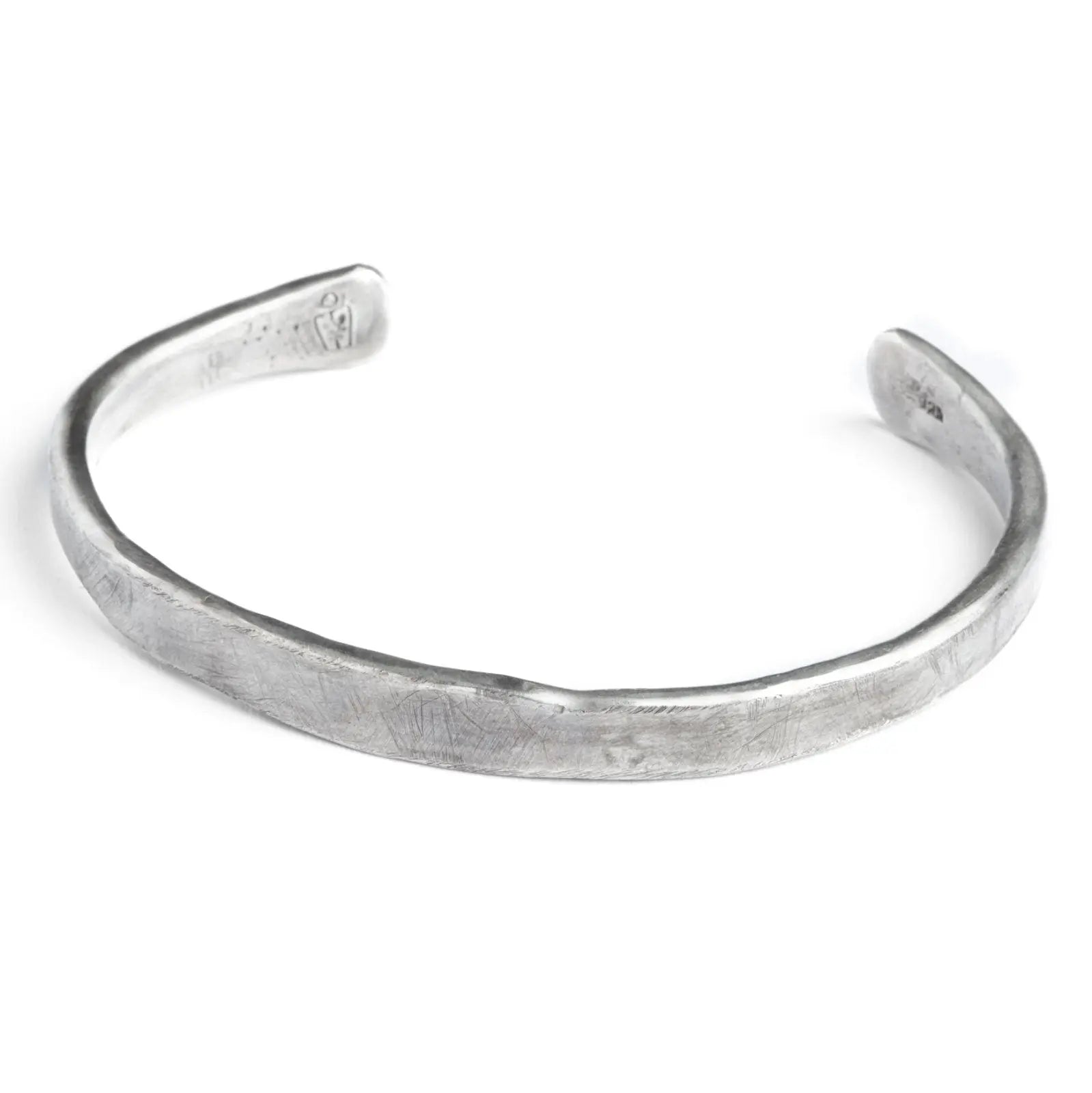 Armreif aus Sterling Silber, grob geschmiedet und gehämmert mit Totenkopf und Krone