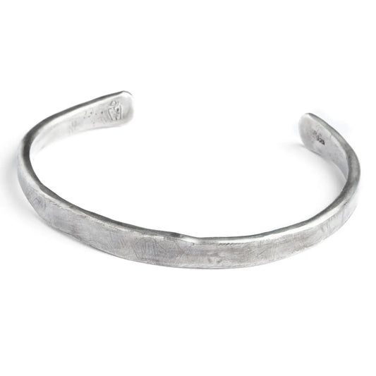 Armreif aus Sterling Silber, grob geschmiedet und gehämmert mit Totenkopf und Krone
