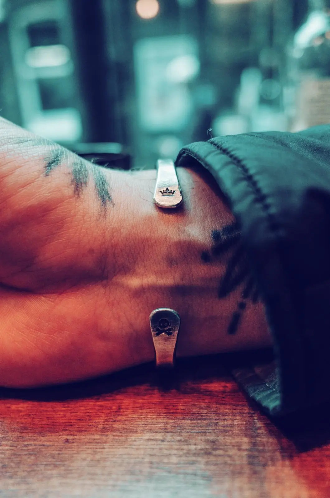 Herrenschmuck Herrenarmreif Armreif aus Sterling Silber, grob geschmiedet und gehämmert mit Totenkopf und Krone am Handgelenk