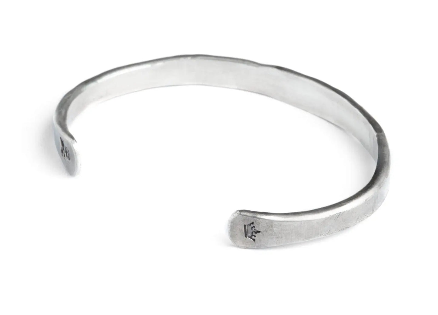 Armreif aus Sterling Silber, grob geschmiedet und gehämmert mit Totenkopf und Krone