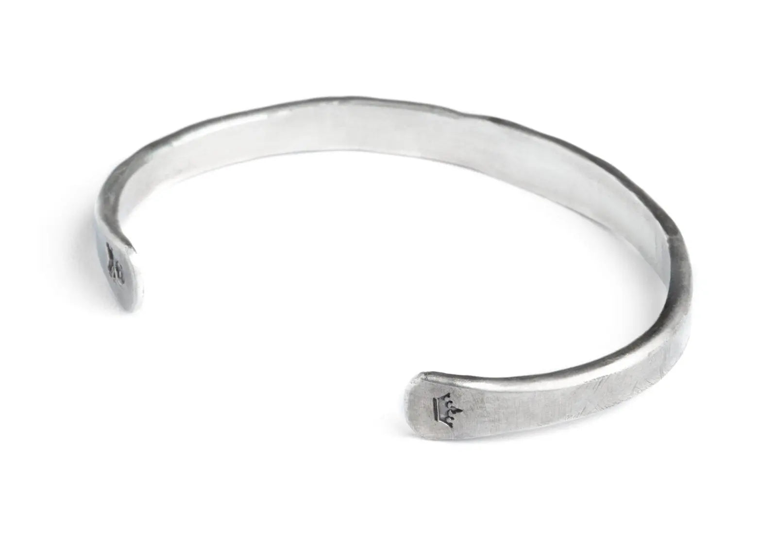 Armreif aus Sterling Silber, grob geschmiedet und gehämmert mit Totenkopf und Krone