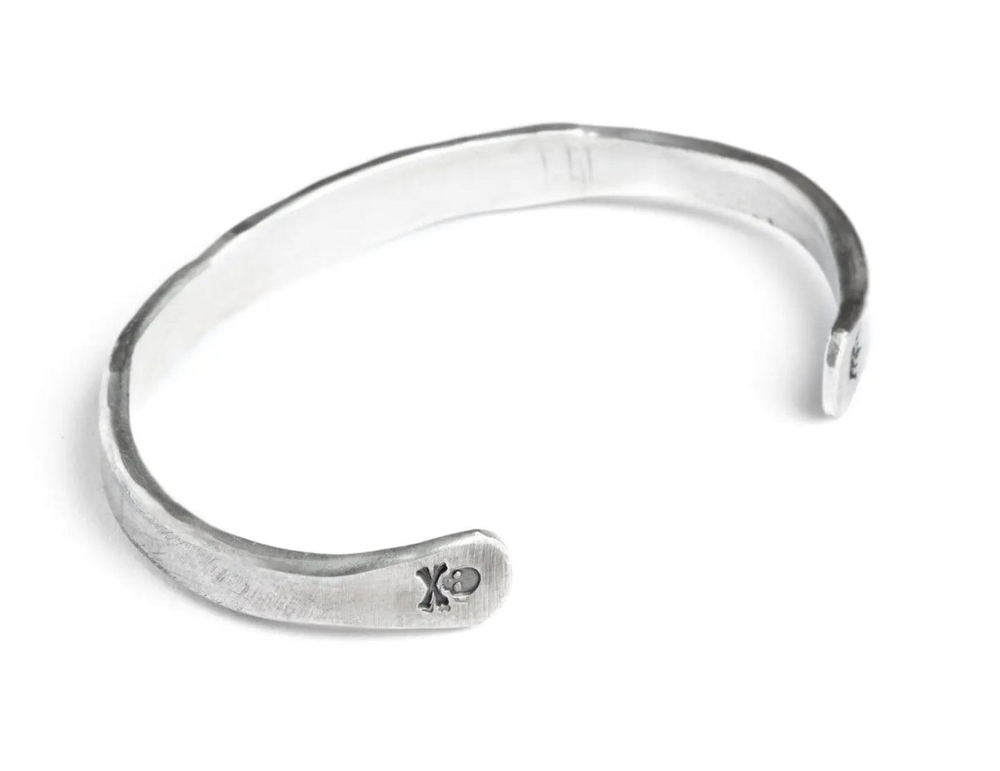 Armreif aus Sterling Silber, grob geschmiedet und gehämmert mit Totenkopf und Krone