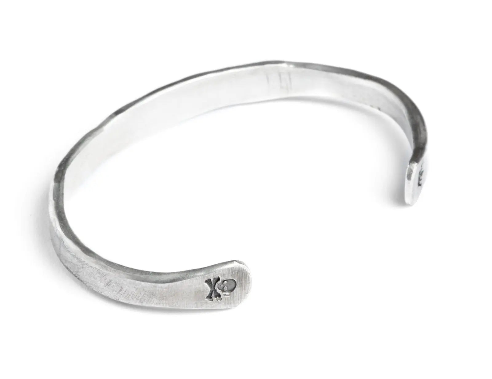 Armreif aus Sterling Silber, grob geschmiedet und gehämmert mit Totenkopf und Krone