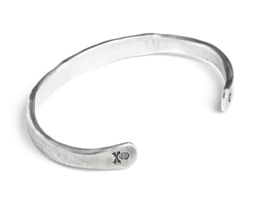 Armreif aus Sterling Silber, grob geschmiedet und gehämmert mit Totenkopf und Krone