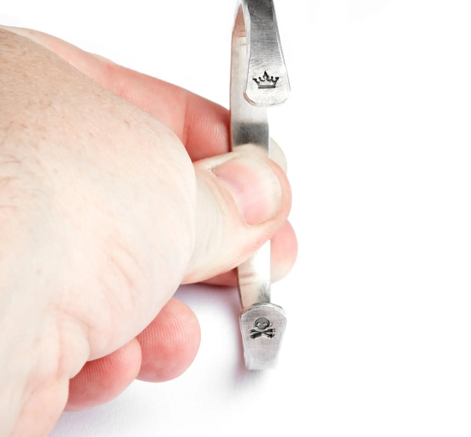 Armreif aus Sterling Silber, grob geschmiedet und gehämmert mit Totenkopf und Krone