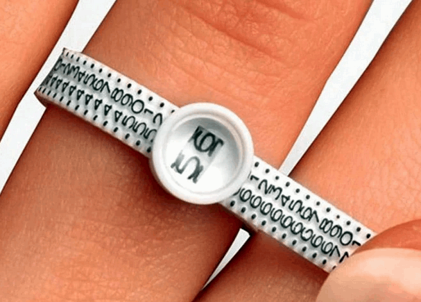 Ringsizer - ein Ringgrößenmesser am Finger - Ringgröße ermitteln