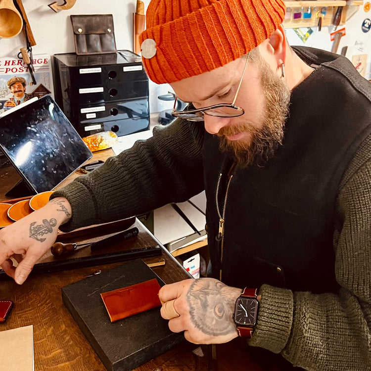 Sönke Giesecke von Ankerwerk Leathergoods bei der Arbeit an einem Lederetui in seiner Werkstatt in Burgwedel