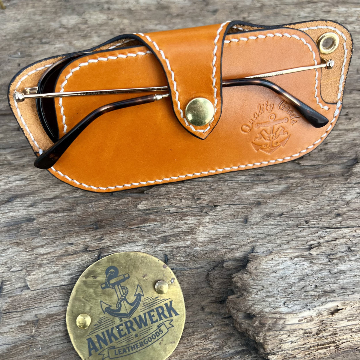 Ankerwerk Brillenetui aus Leder mit Brille auf Holz