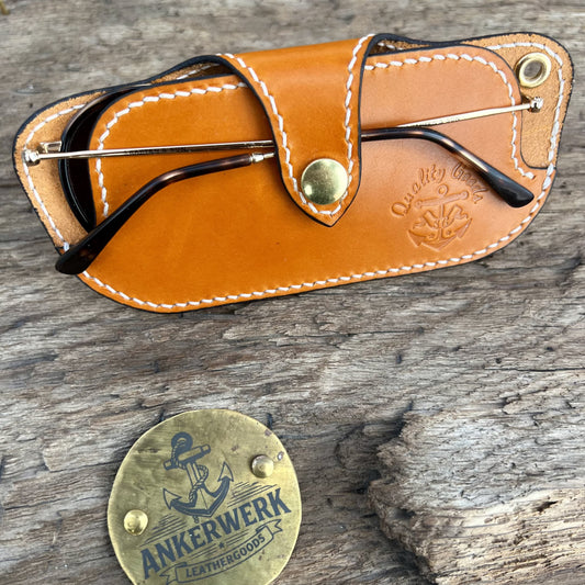 Ankerwerk Brillenetui aus Leder mit Brille auf Holz