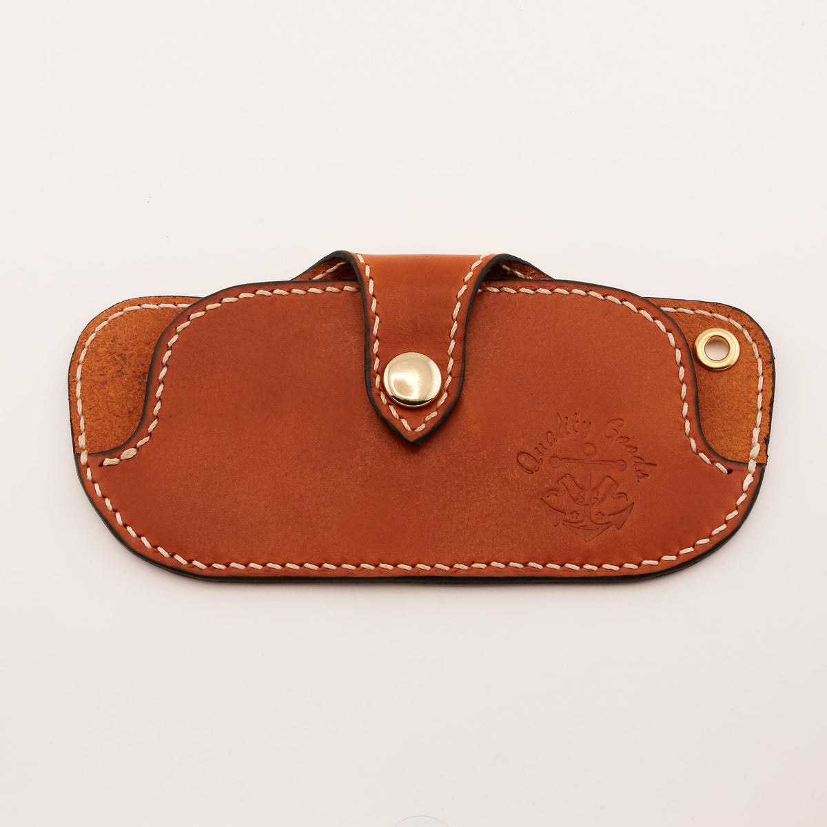 Brillenetui aus Blankleder in Saddle Tan mit Messing-Druckknopf – Vorderansicht