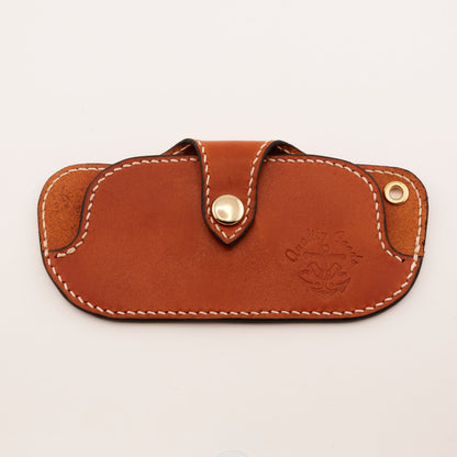 Brillenetui aus Blankleder in Saddle Tan mit Messing-Druckknopf – Vorderansicht