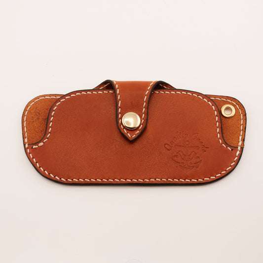 Brillenetui aus Blankleder in Saddle Tan mit Messing-Druckknopf – Vorderansicht