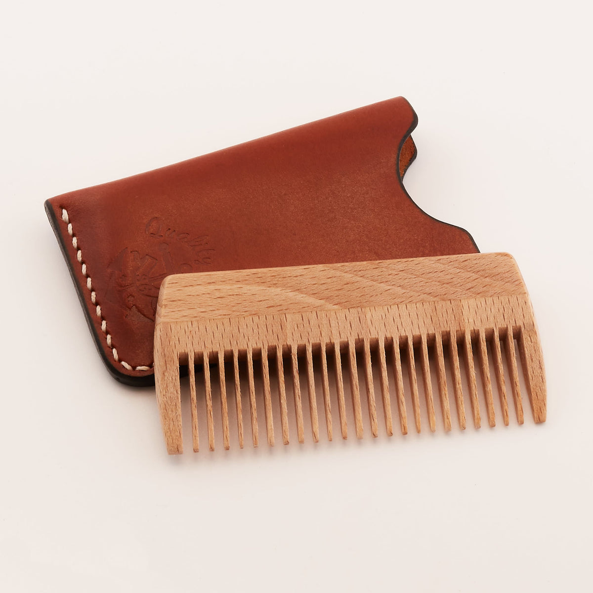 Kamm-Etui aus Blankleder in Saddle Tan mit Holzkamm von Ankerwerk