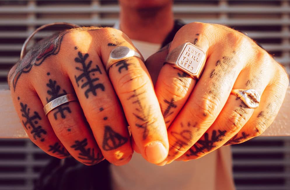 Herrenschmuck tattoo Hände mit Silber Ringen
