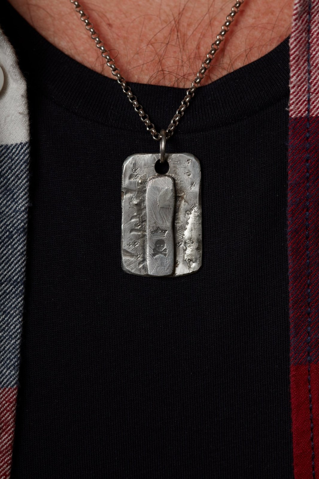 Silberkette mit Tag und Totenkopf, Unikat, Einzelstück, Halskette, Kette für Herren, detail am Hals