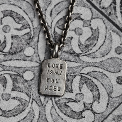 Anhänger für Kette aus Sterling Silber, Love is all you need, Massiver Anhänger für Halskette