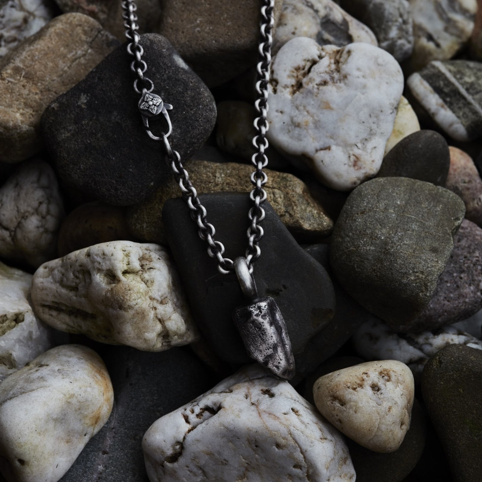 Halskette aus Silber massiv oxidiert Brighton England Kieselsteinoptik